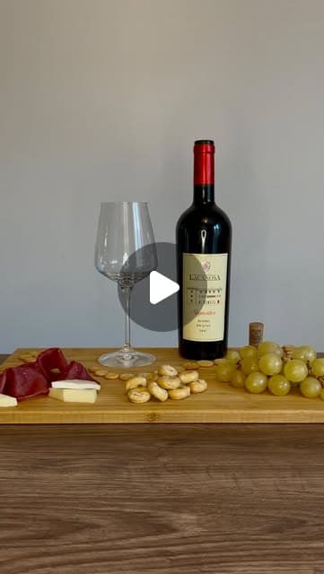 Hai voglia di un buon rosso? ✨🍷 Ti consigliamo il Rosso Piceno DOC Signator 2020 della Cantina La Canosa! Con il suo sapore morbido ed equilibrato e un finale